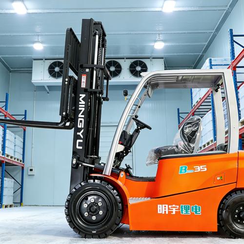 Лидерство благодаря низкотемпературным «инновационным технологиям»: как вилочные погрузчики MYZG меняют представление об эффективности работы в холодильных складах.