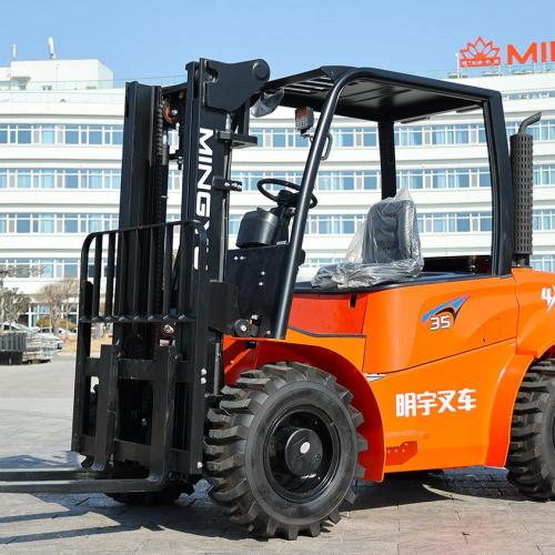 Какие наиболее распространенные функции безопасности используются в вилочных погрузчиках для работы на пересеченной местности?