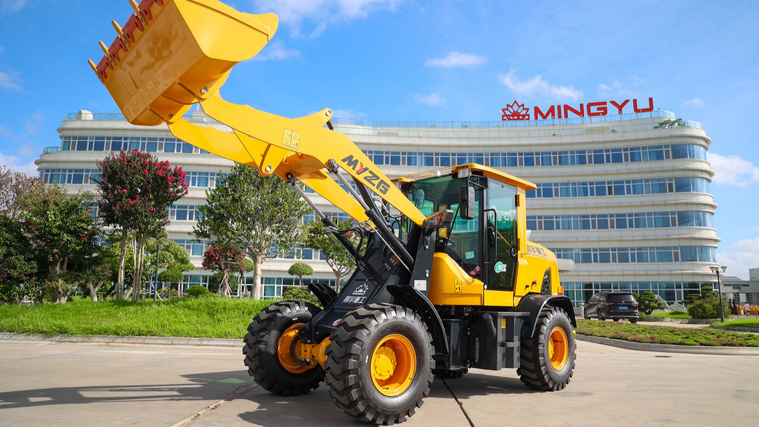 Фронтальный погрузчик или мини-погрузчик: что лучше для моего проекта?