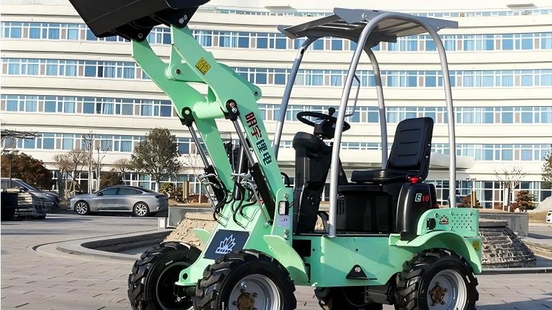 Представляем электропогрузчик E10: мощная машина на 72 В и 8,4 кВт·ч для эффективной и устойчивой строительной работы. Представляем электропогрузчик E10: мощная машина на 72 В и 8,4 кВт·ч для эффективной и устойчивой строительной работы.