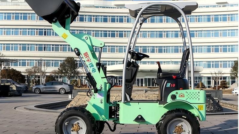 Представляем электропогрузчик E10: мощная машина на 72 В и 8,4 кВт·ч для эффективной и устойчивой строительной работы. Представляем электропогрузчик E10: мощная машина на 72 В и 8,4 кВт·ч для эффективной и устойчивой строительной работы.