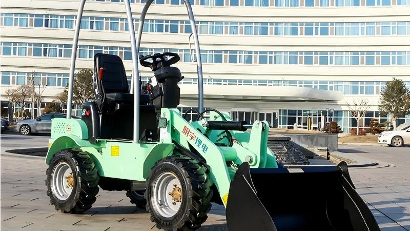 Представляем электропогрузчик E10: мощная машина на 72 В и 8,4 кВт·ч для эффективной и устойчивой строительной работы. Представляем электропогрузчик E10: мощная машина на 72 В и 8,4 кВт·ч для эффективной и устойчивой строительной работы.